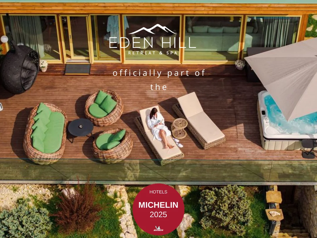 Terasa Eden Hill văzută de sus, cu fotolii rotunde și jacuzzi, într-un colaj cu sigla Michelin Hotels 2025.