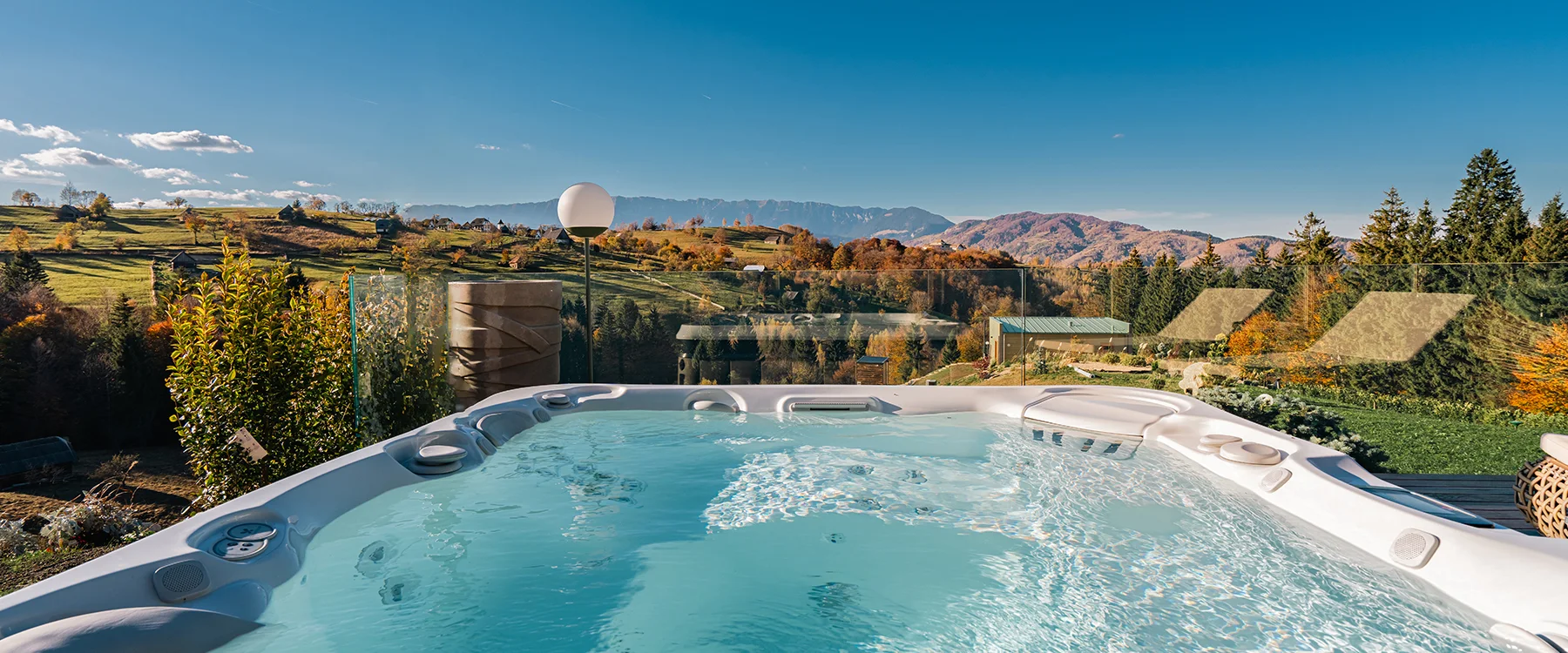 Jacuzzi cu vedere panoramică spre dealuri și munți, de pe terasa Eden Hill.