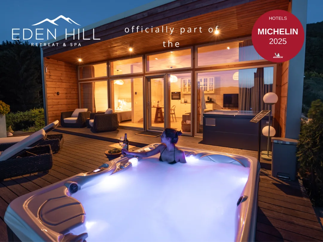 Jacuzzi luminat în fața unei vile Eden Hill, noaptea, cu sigla Michelin Hotels 2025 suprapusă.